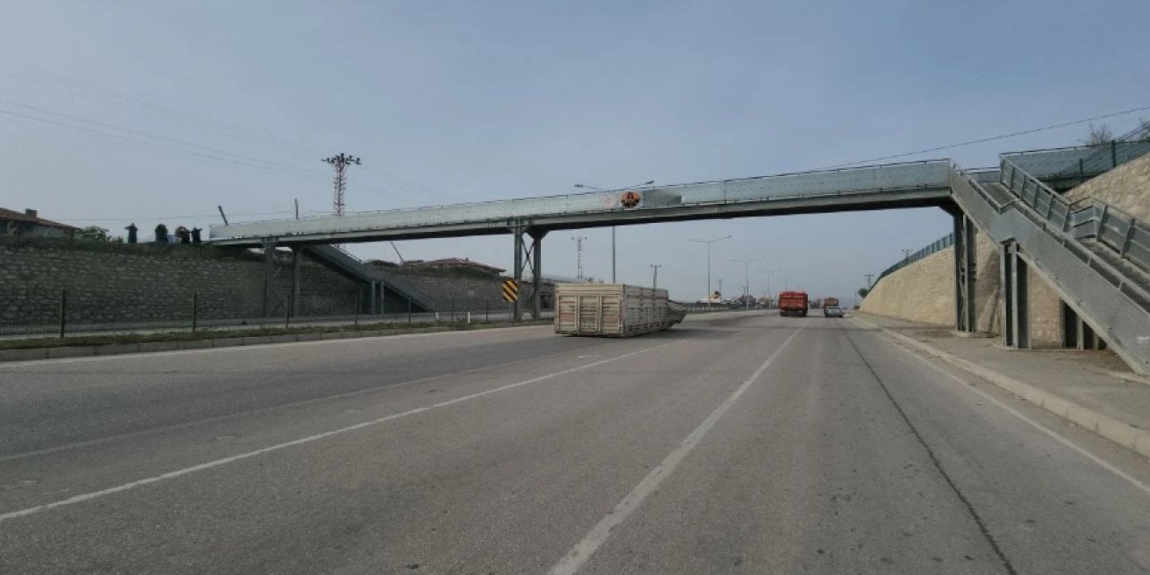 Kamyonun damperi üst geçide çarpıp yola düştü