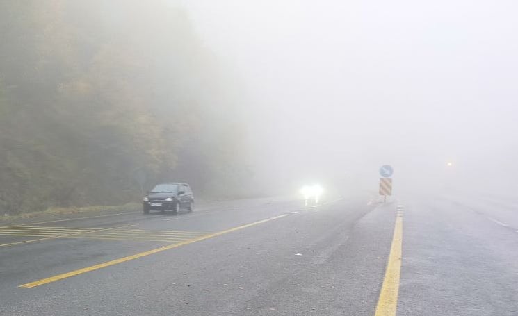 Bolu Dağı'na sis çöktü. Göz gözü görmüyor