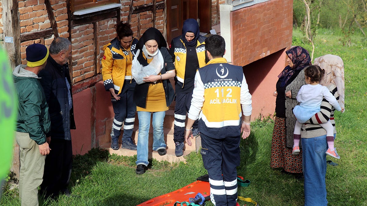 Balkonda sohbet ederken aşağıya düştüler