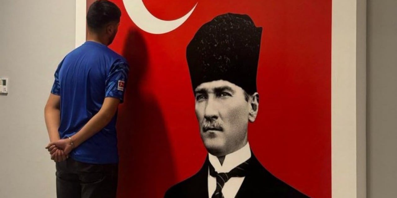 Atatürk'ün resminin çiğmemişti yakalandı: Atatürk'ün önünde ters kelepçeli fotoğrafı çekildi