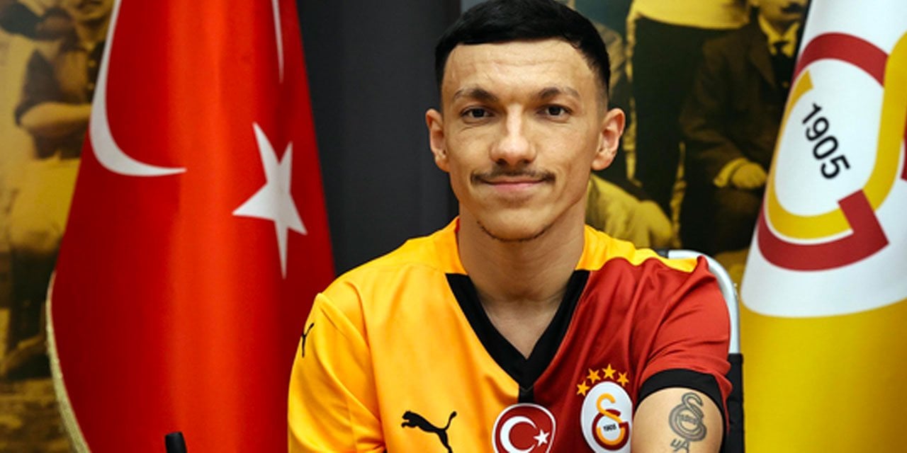 Galatasaray'a imzayı attı. Formayla pozunu verdi