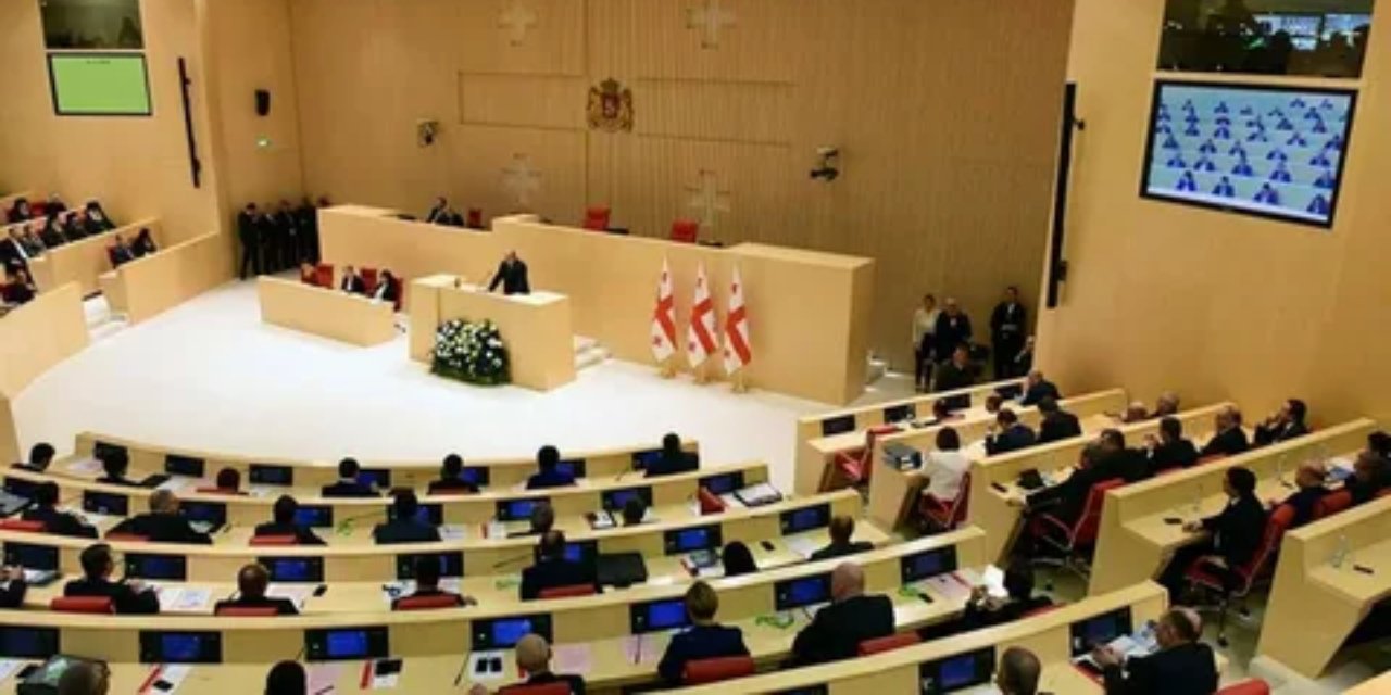 Parlamento binasını göstericiler bastı. Sözde ofis ele geçirildi