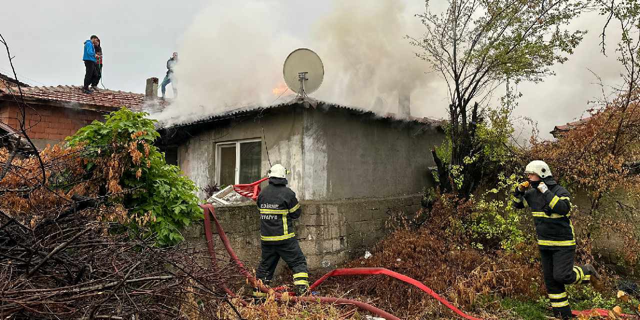 Tek katlı müstakil ev alev alev yandı