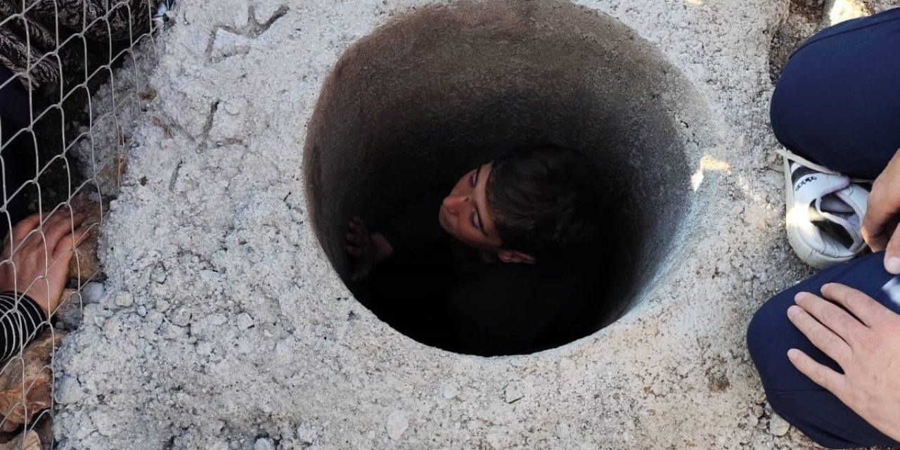 Yaramazlık başına bela açtı: Elektrik direği çukuruna düştü