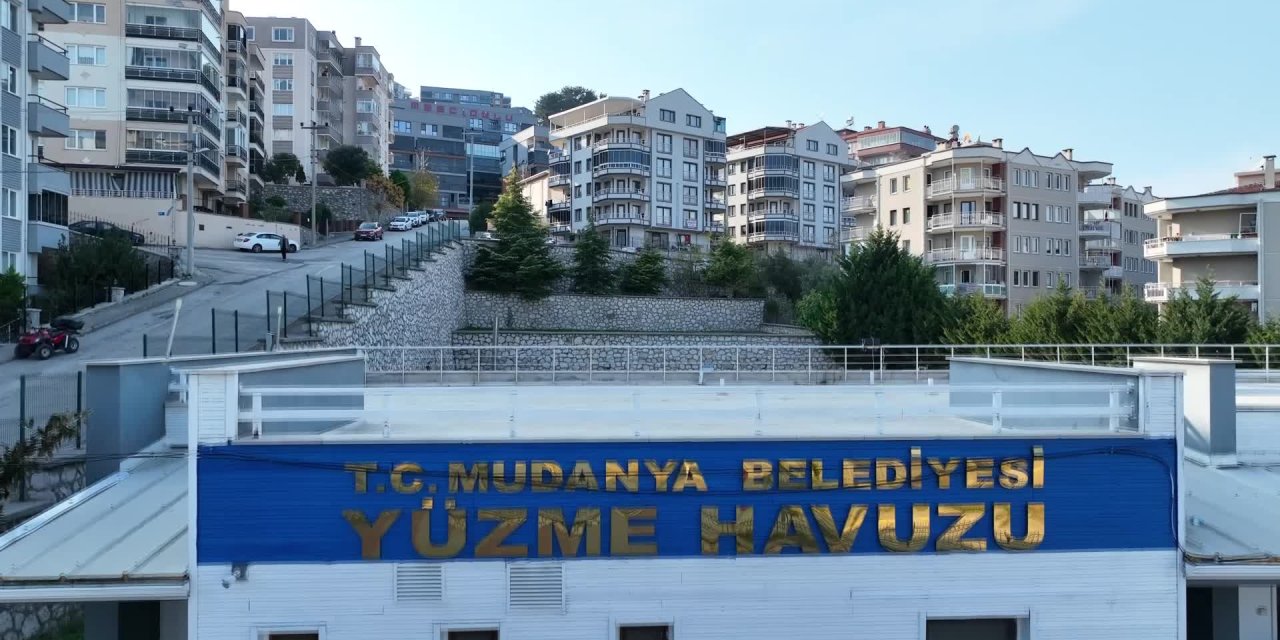 Mudanya Belediyesi, sadece yazın kullanılan yüzme havuzunun üstünü kapatıyor