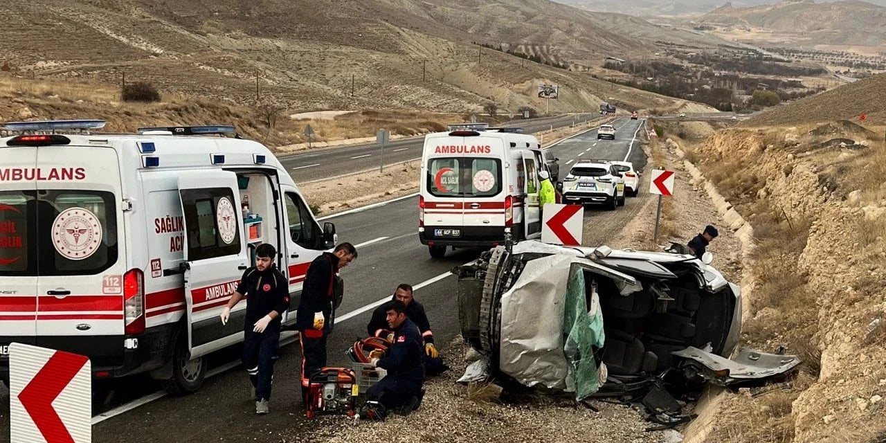 Malatya'da devrilen otomobildeki 5 kişi yaralandı