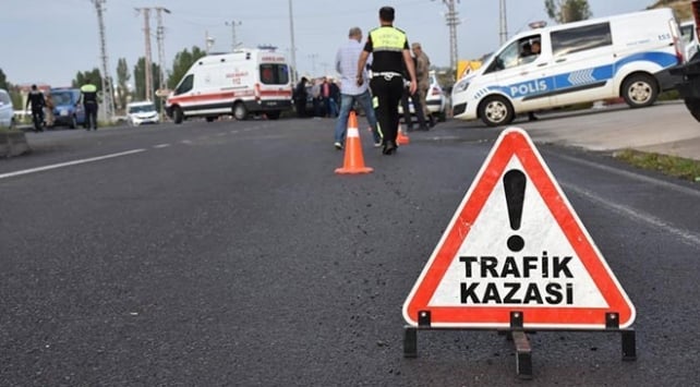 Niğde'de otomobil hafif ticari araca çarptı: 7 kişi yaralandı