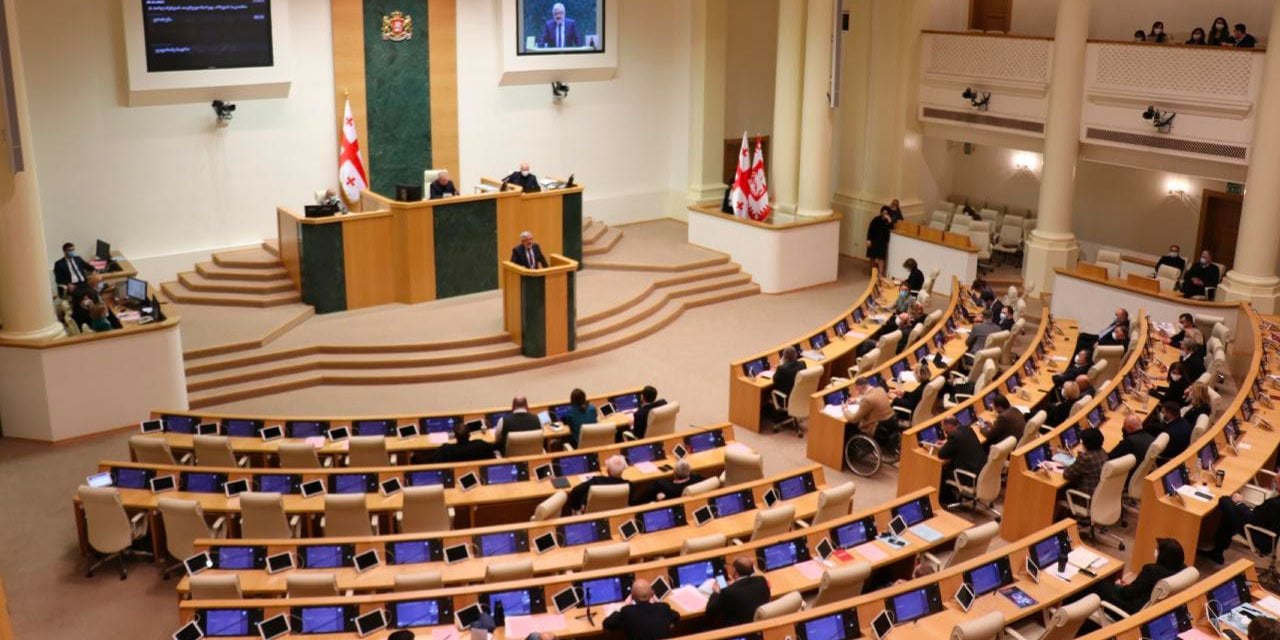 Gürcistan'da parlamento protestolara rağmen toplanacak