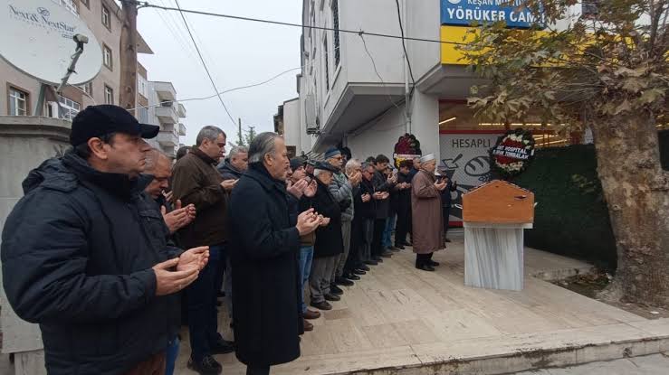 Tekirdağ'da evinde ölü bulunan hemşirenin cenazesi memleketi Edirne'de toprağa verildi