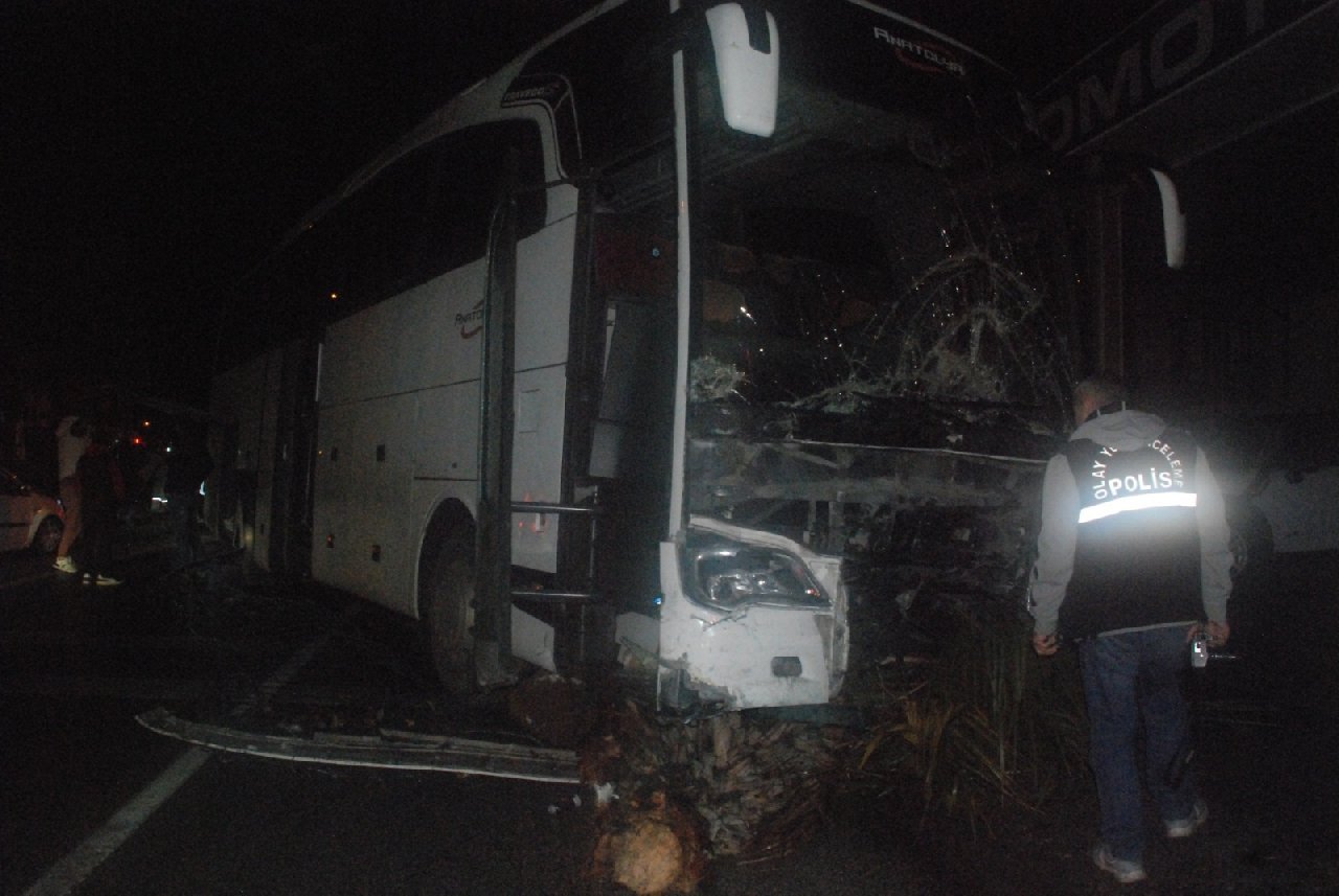 Antalya'da otobüs çarptığı otomobili sürükledi: 1 ölü