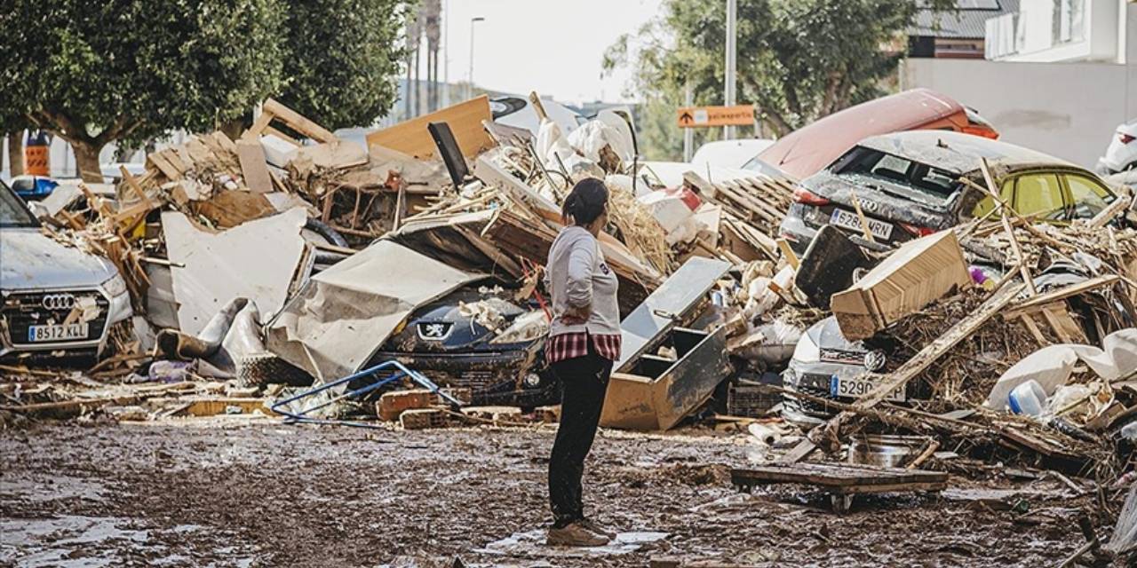 İspanya'da meydana gelen sel felaketi sonrası temizleme çalışmaları başlatıldı