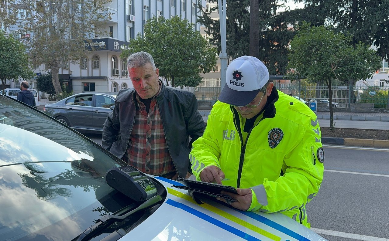 Adana'da yayalara "ilk geçiş hakkı" vermeyen sürücülere para cezası