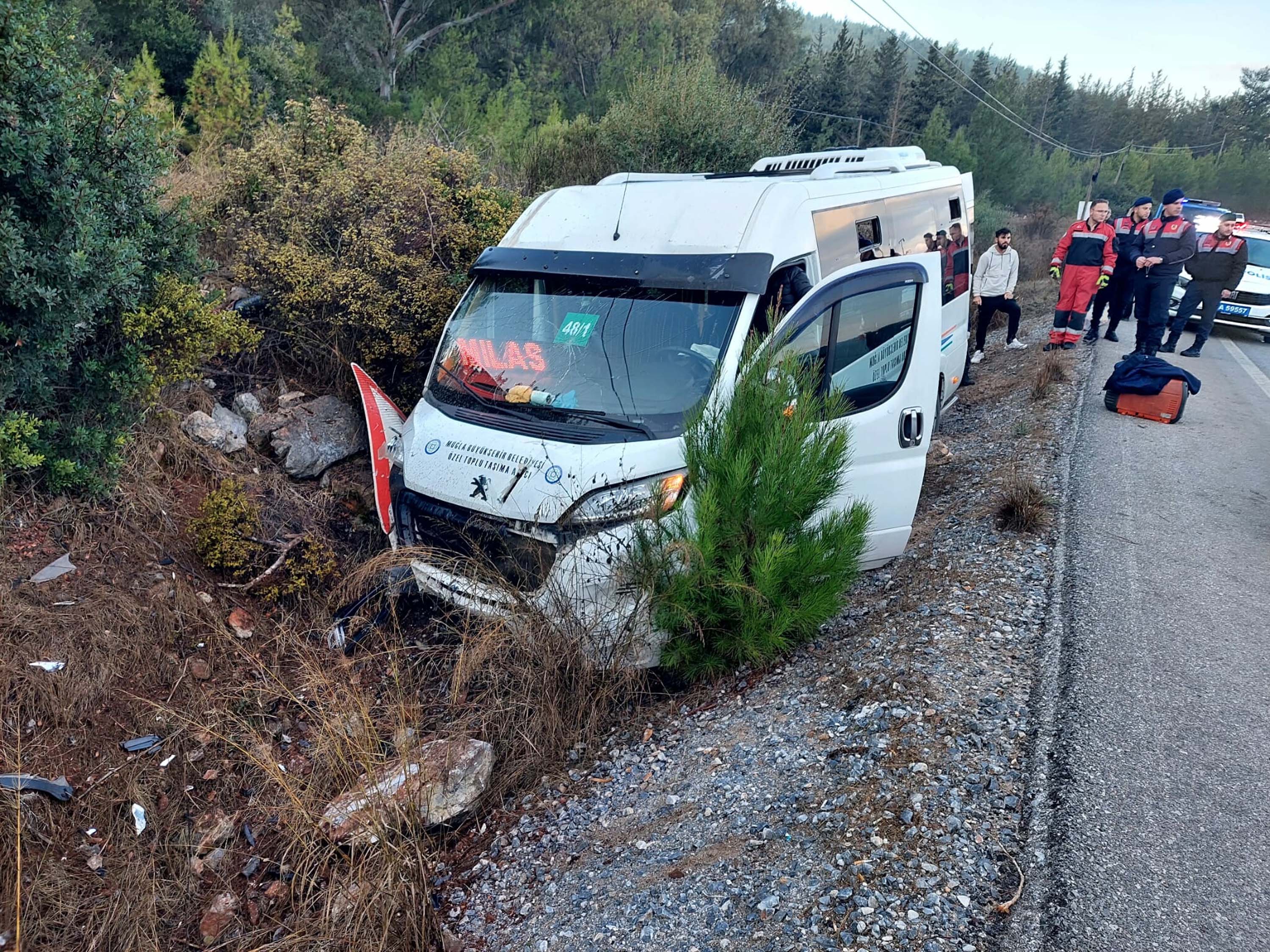 Muğla’da yolcu minibüsü şarampole düştü