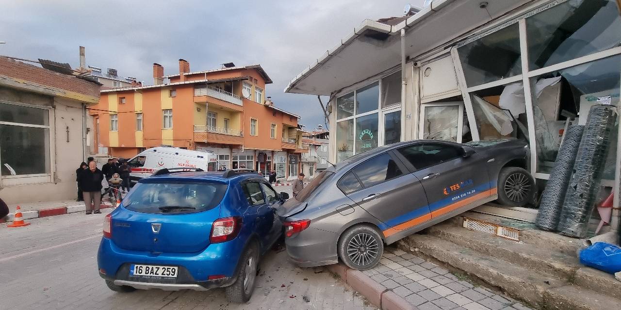 Çarptığı park halindeki otomobillerden biri dükkana daldı