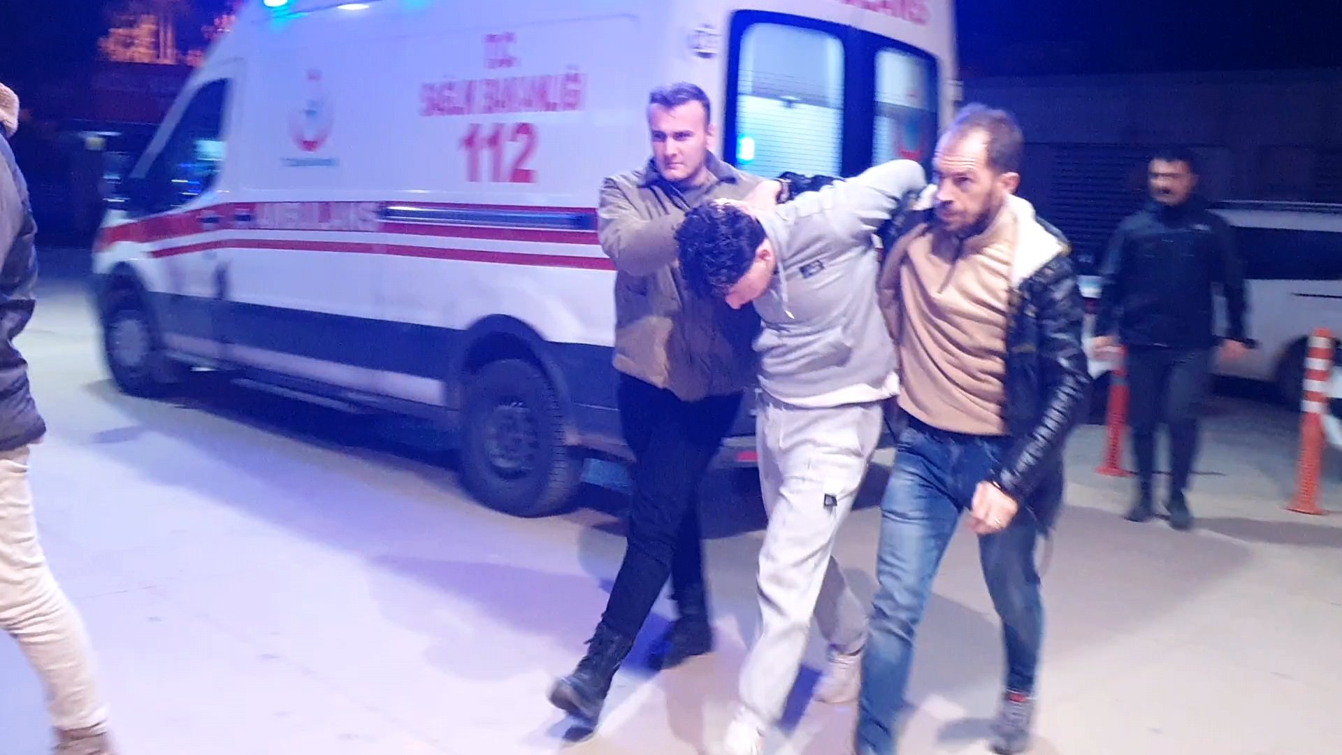 Ehliyetsiz sürücü trafik polisine çarpması sonucu yaraladı: O anlar kameralara yansıdı