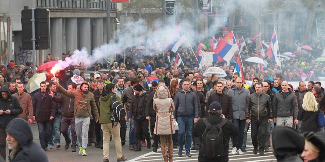 Sırbistan'da 15 kişi ölmüştü. Protestolar devam ediyor.