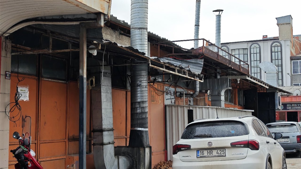 Bursa'da lodosa karşı çatı temizliği yapan kişi düştü
