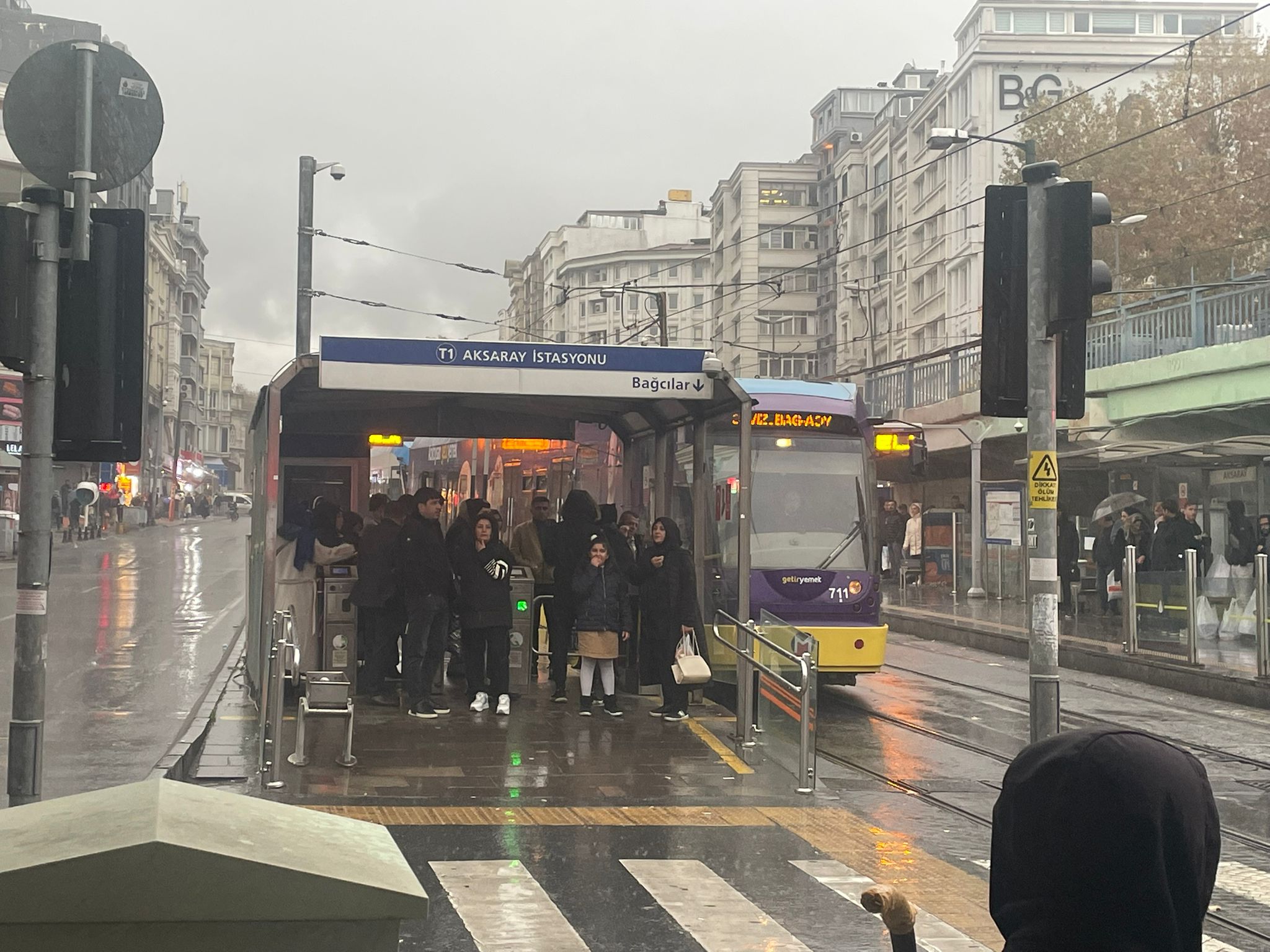 İstanbul'da yoğun yağış nedeniyle toplu taşımalarda aksamalar yaşanıyor