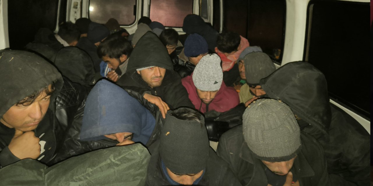60 kaçak göçmen ve 4 insan kaçakçısı yakalandı