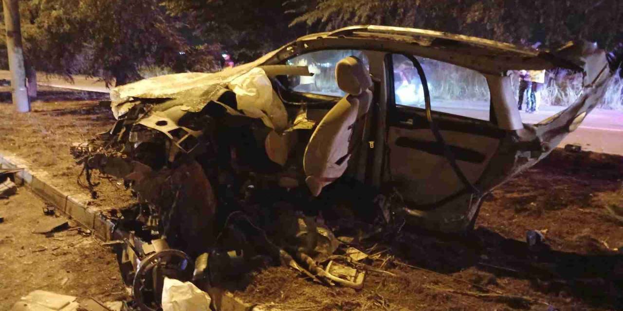 Ağaca çarpan otomobil ikiye bölündü. Sürücü öldü