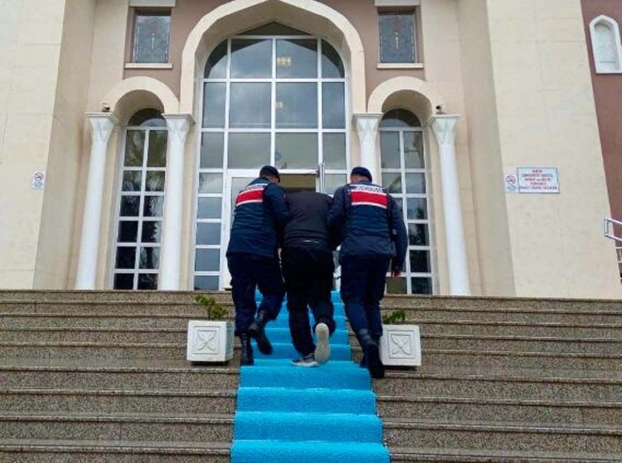 Ormanda 1 kilo skunk ele geçirildi; 3 gözaltı