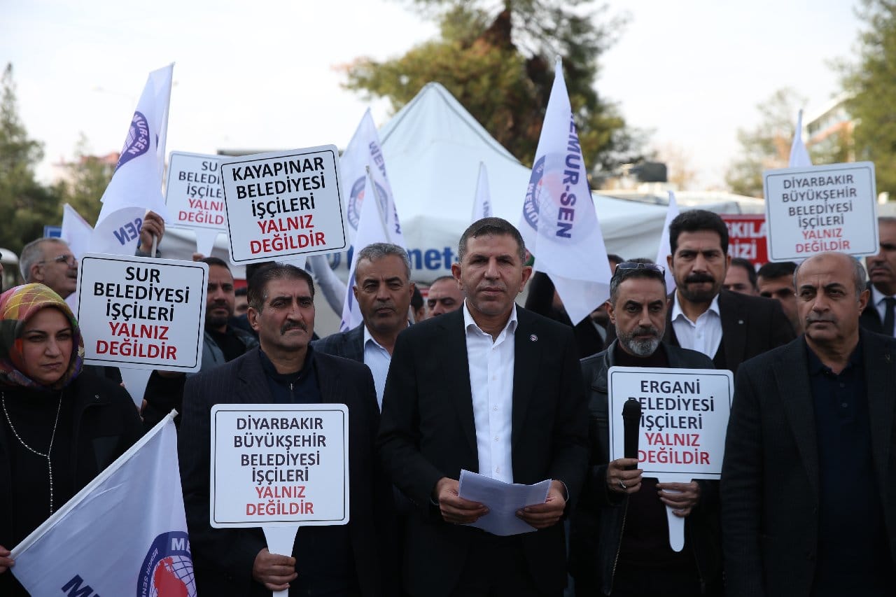 Diyarbakır'da bazı belediyelerde işten çıkarılan işçilerin eylemi sürüyor