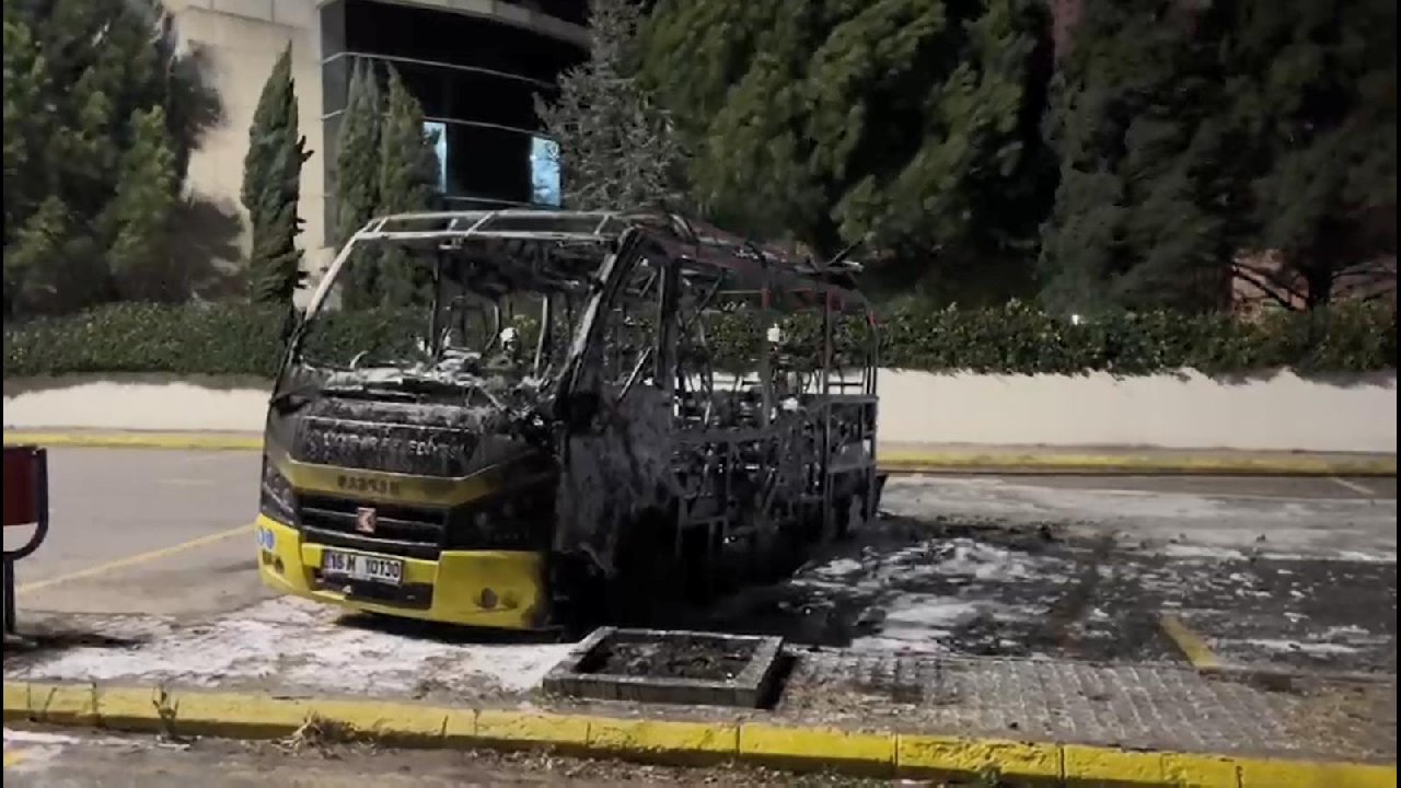 Belediye minibüsü alev aldı: Demir yığınına döndü
