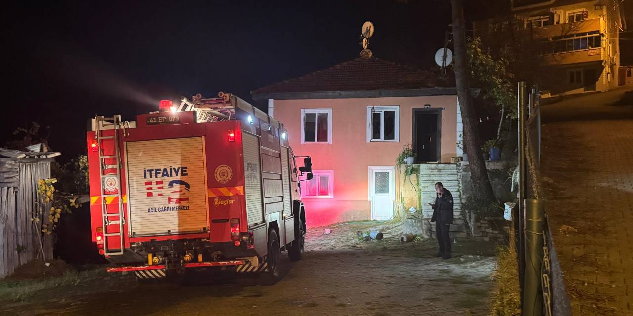 Yangına uykusunda yakalanan kadın hastaneye kaldırıldı
