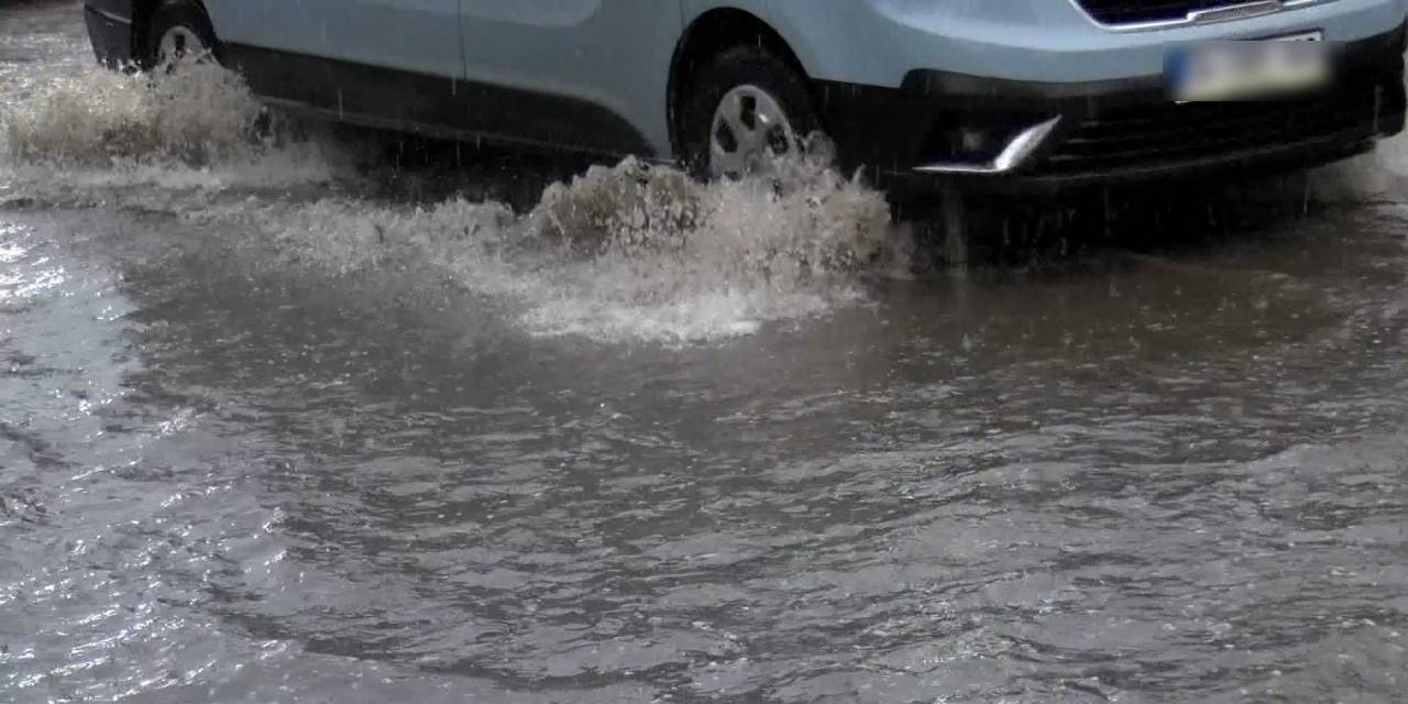 Lodos Bakırköy'ü fena vurdu! Yollar göle döndü