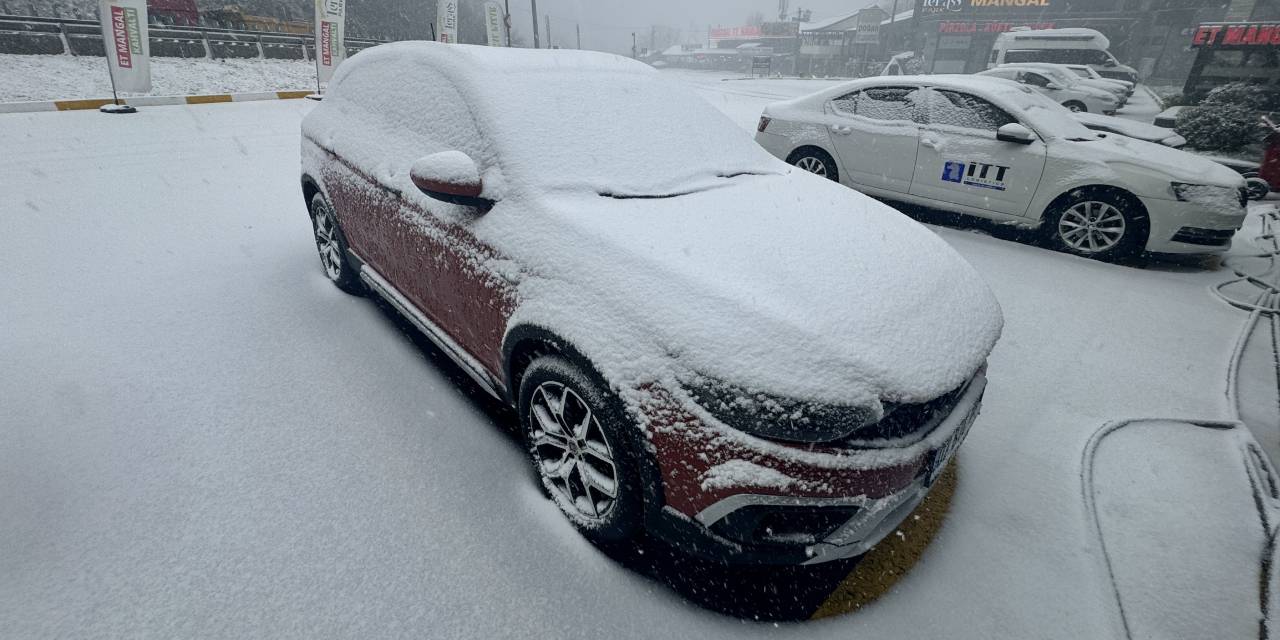 İstanbul'dan yola çıkacaklar dikkat! Yoğun kar yağışı buraları vurdu