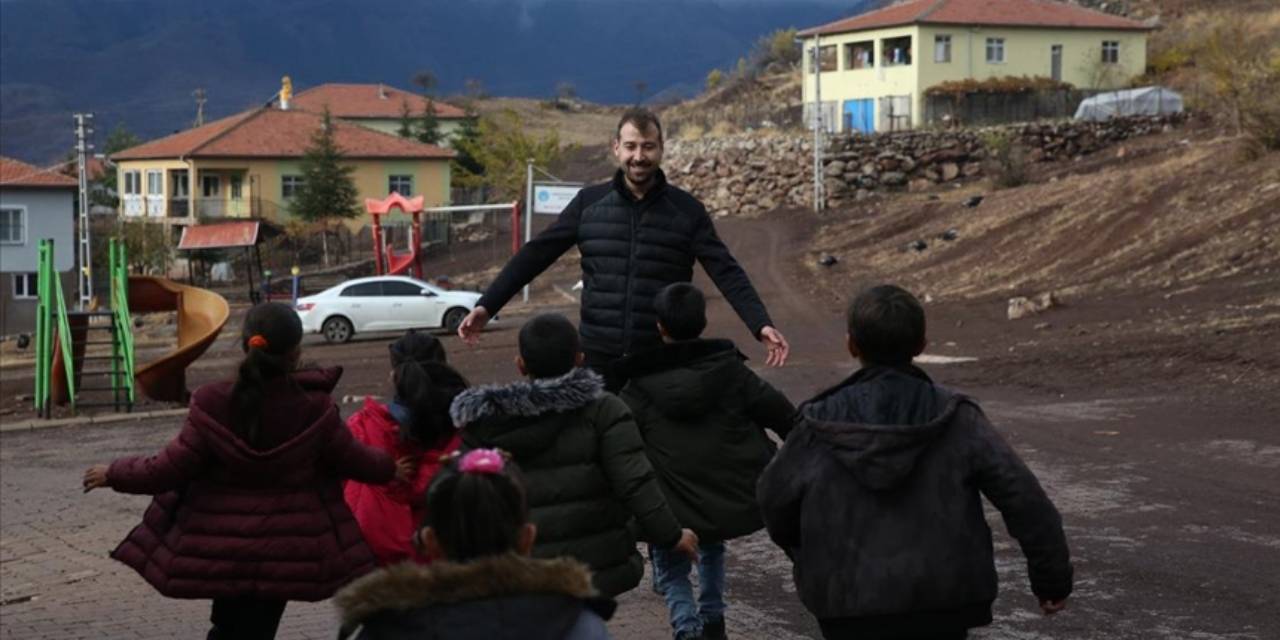 Dağ köyünde fedakar öğretmen! Her gün 100 Kilometre yol gidiyor