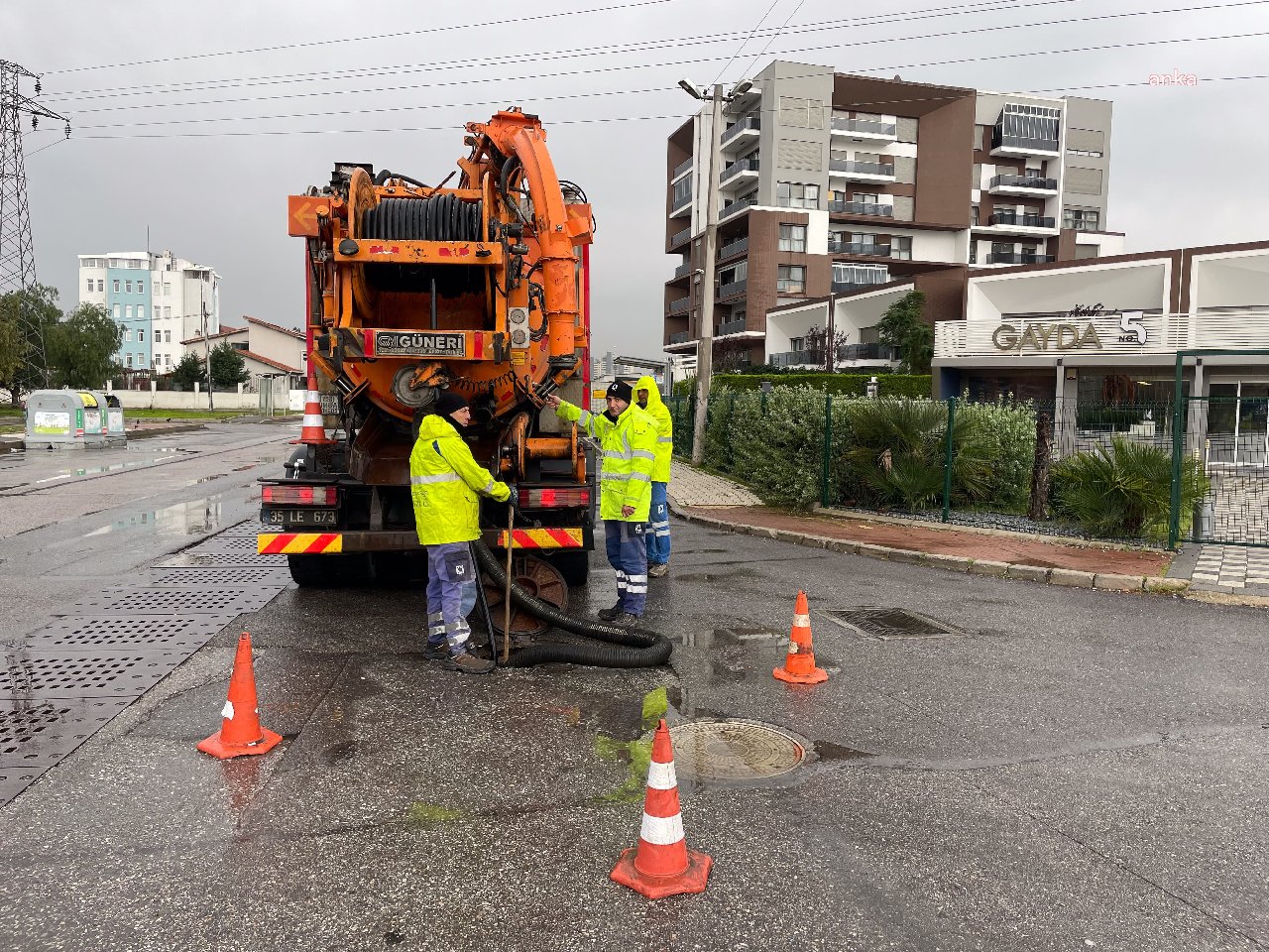 İzmir Büyükşehir Belediyesi ekipleri yağışlar nedeniyle seferber oldu