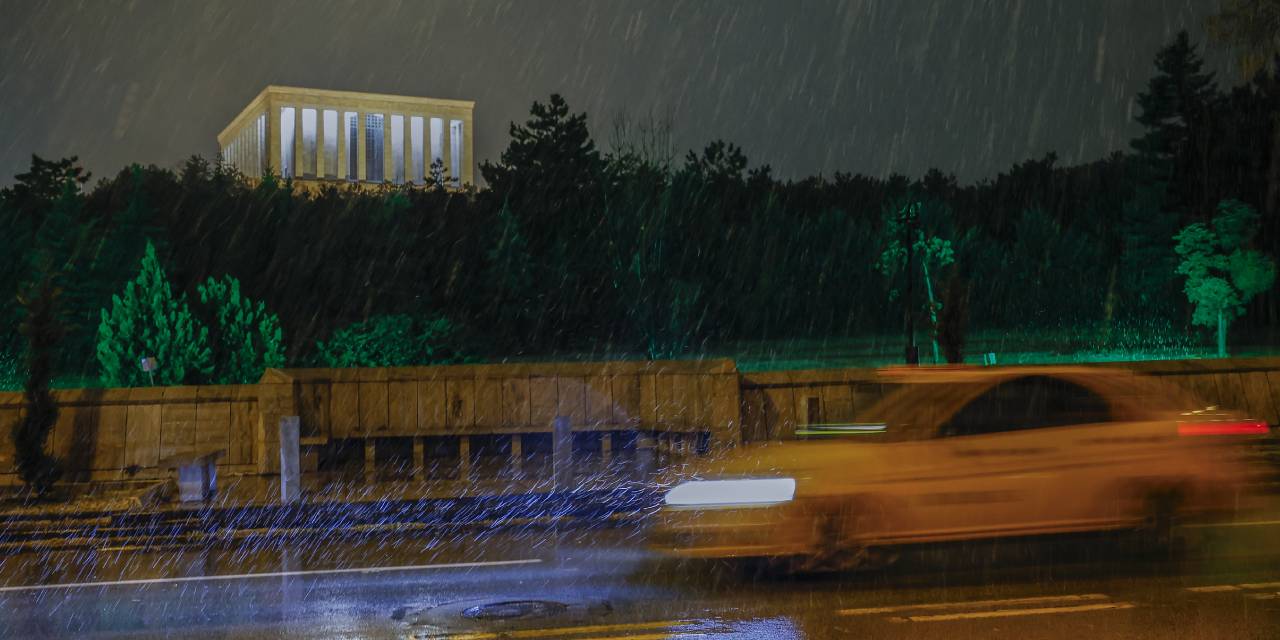 Ankara'ya yılın ilk karı düştü