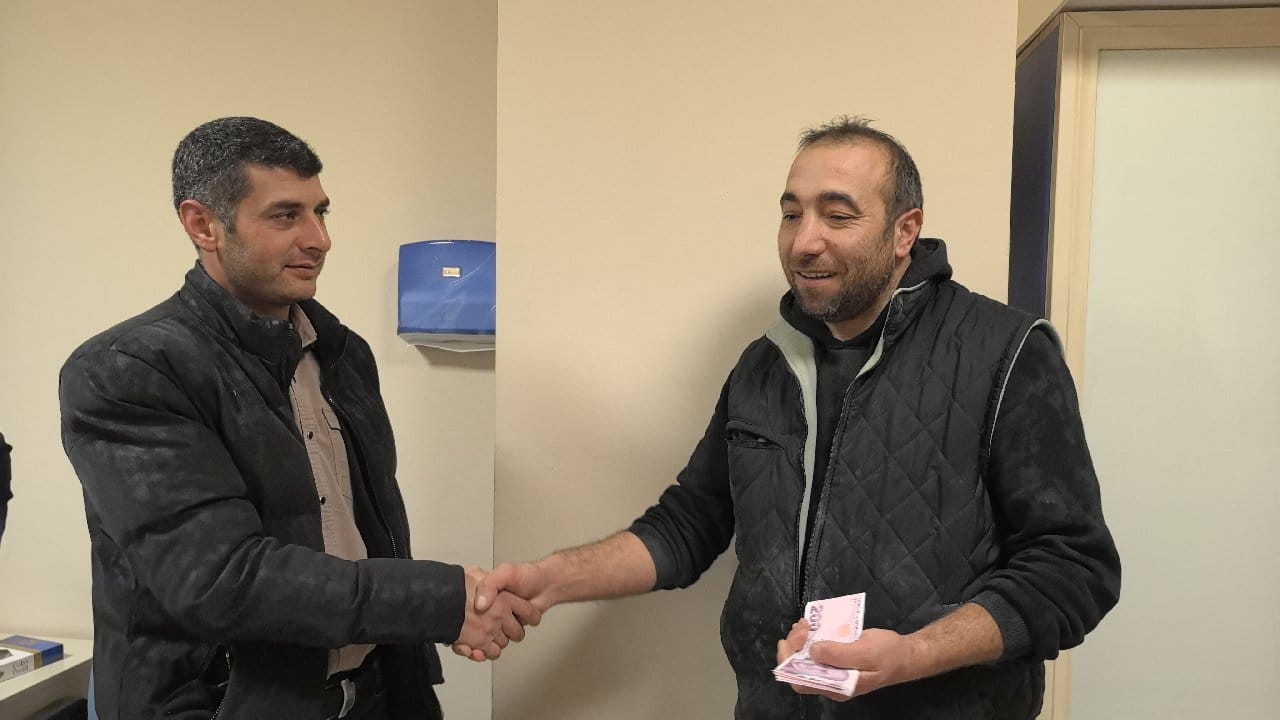 ATM'de bulduğu parayı polise teslim etti