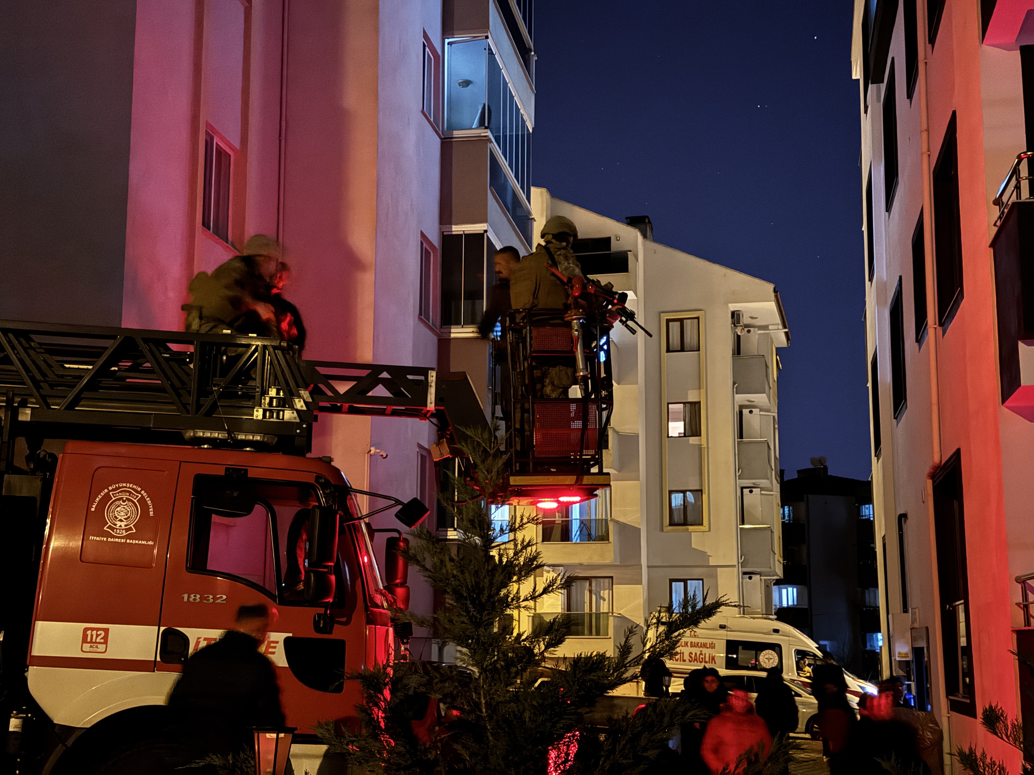 Balıkesir'de bir kadın bıçakla rehin alındı