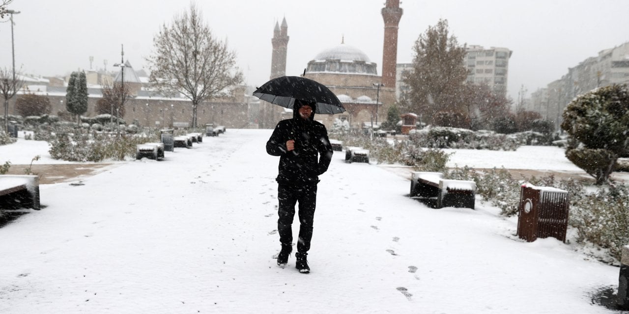 Yozgat ve Sivas'ta kar yağışı etkili oldu