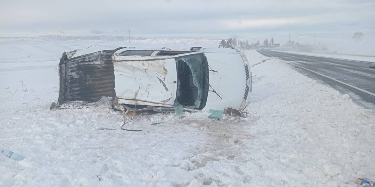 Pikap devrildi: 3 yaralı