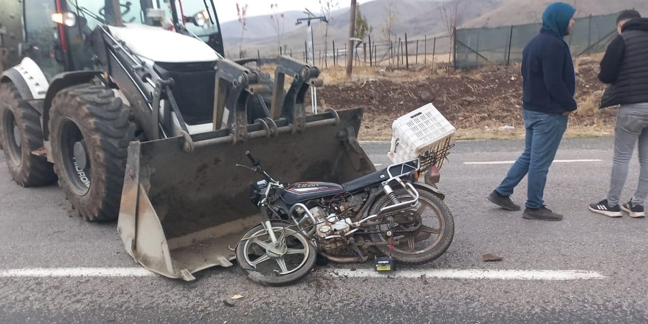 İş makinesi çarpan motosiklet sürücüsü öldü