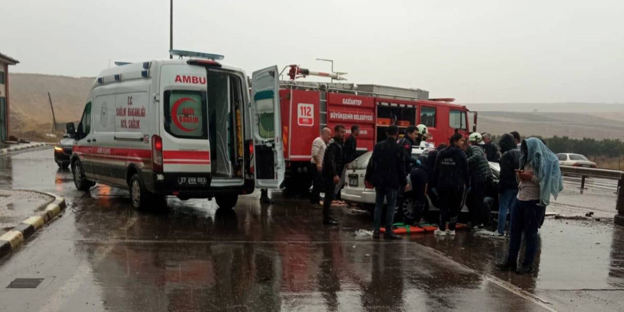 Otomobil bariyerlere çarptı: 1 ölü 3 yaralı