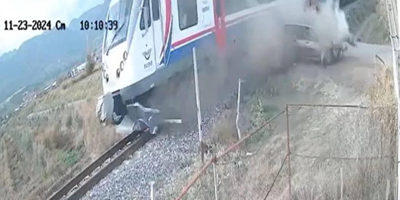 Yolcu treni otomobili biçti. O anlar kamerada