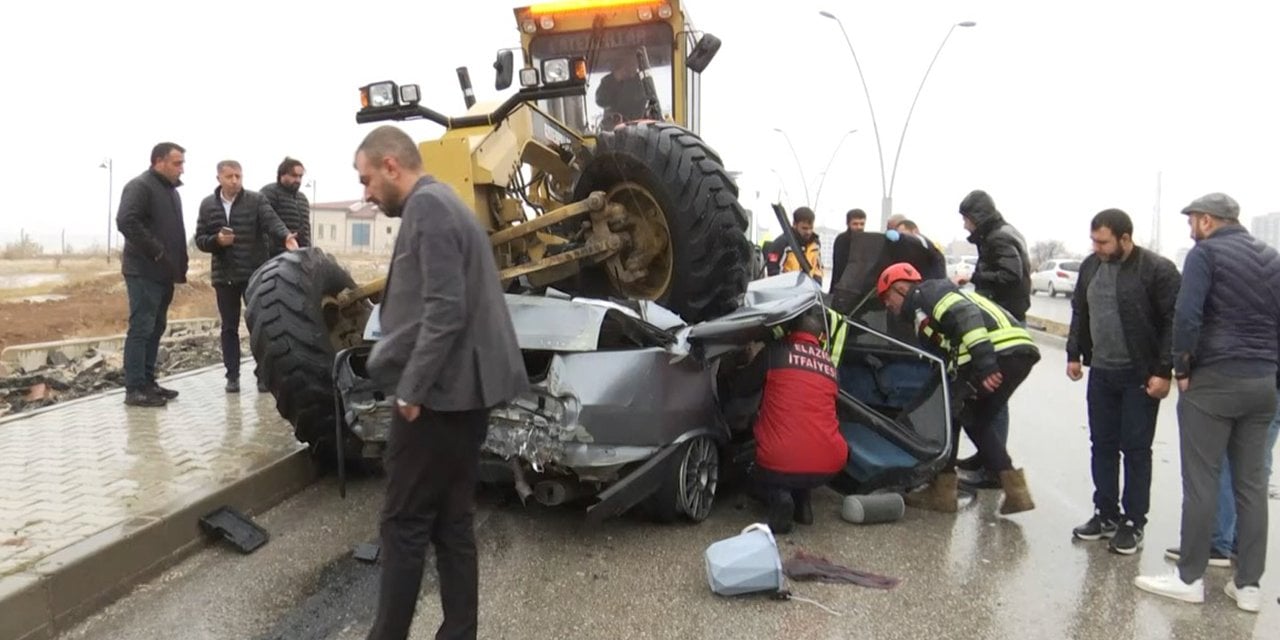 İş makinesinin altına giren otomobilin sürücüsü vefat etti