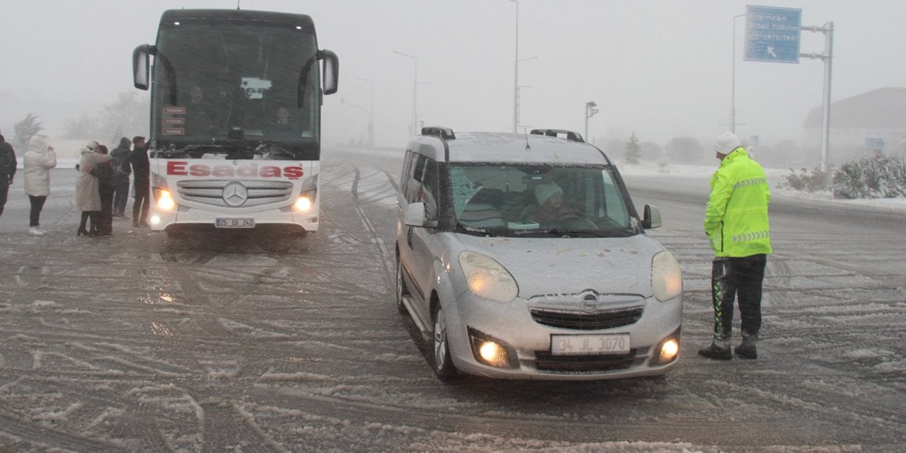 Erzincan-Sivas ile Erzincan-Gümüşhane yolları ulaşıma kapatıldı