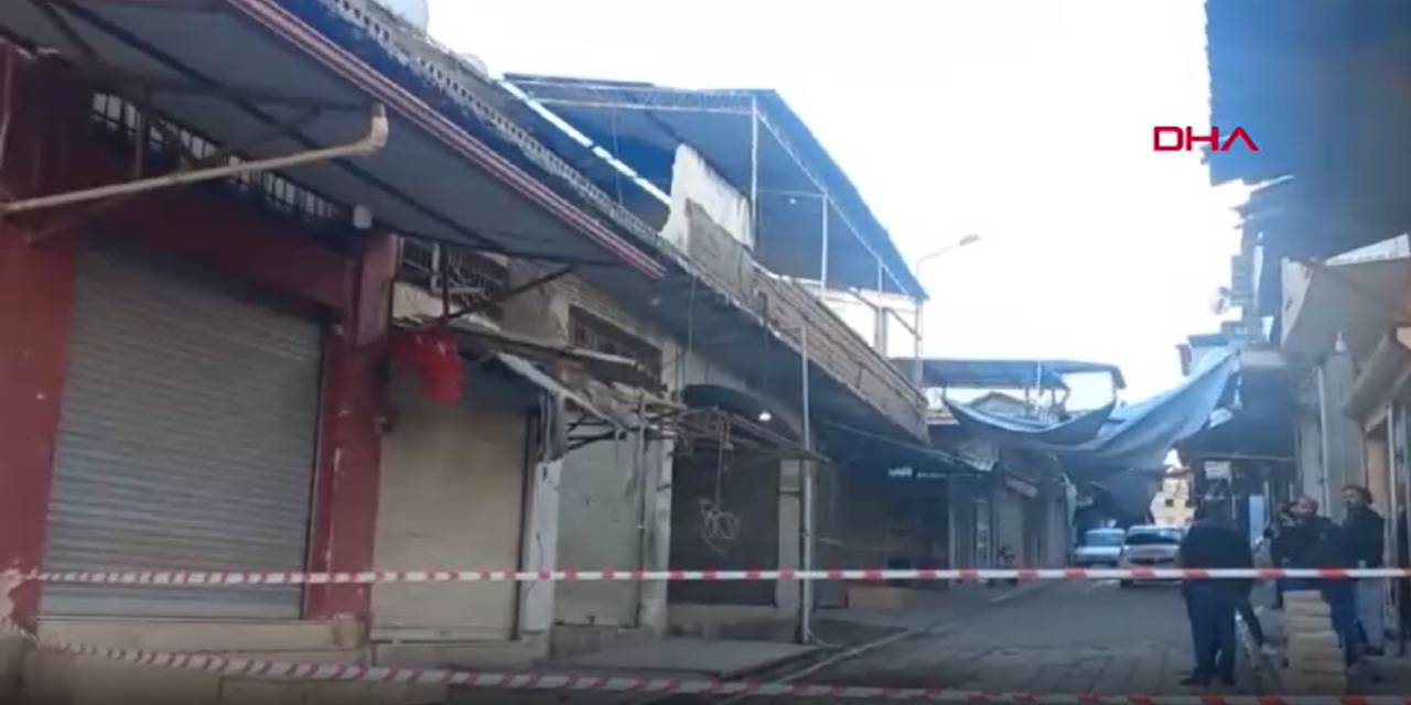Reyhanlı’da fırtına iş yerinin çatısına zarar verdi