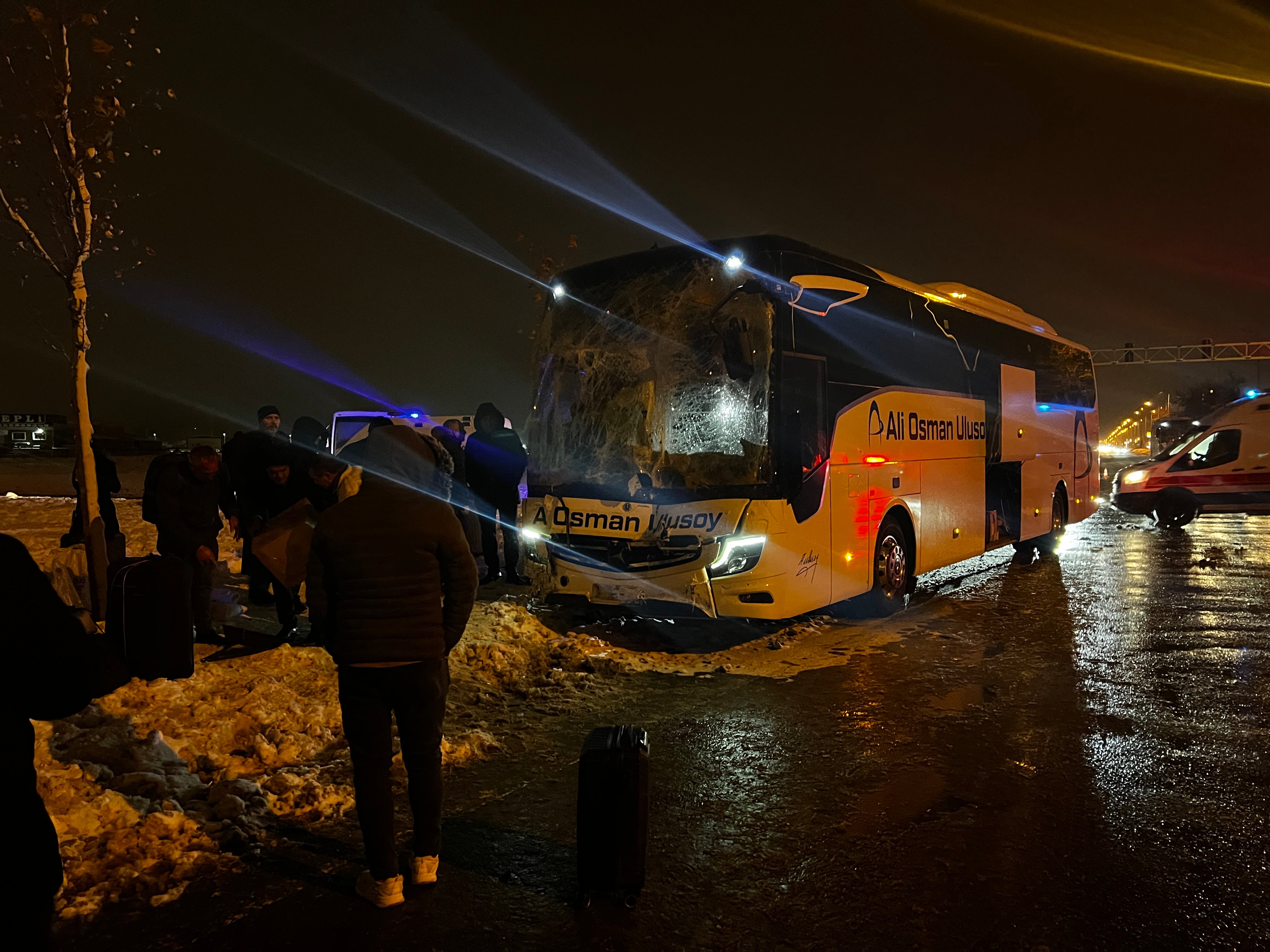 Kayseri'de servis midibüsü ile yolcu otobüsü kazası: 17 yaralı