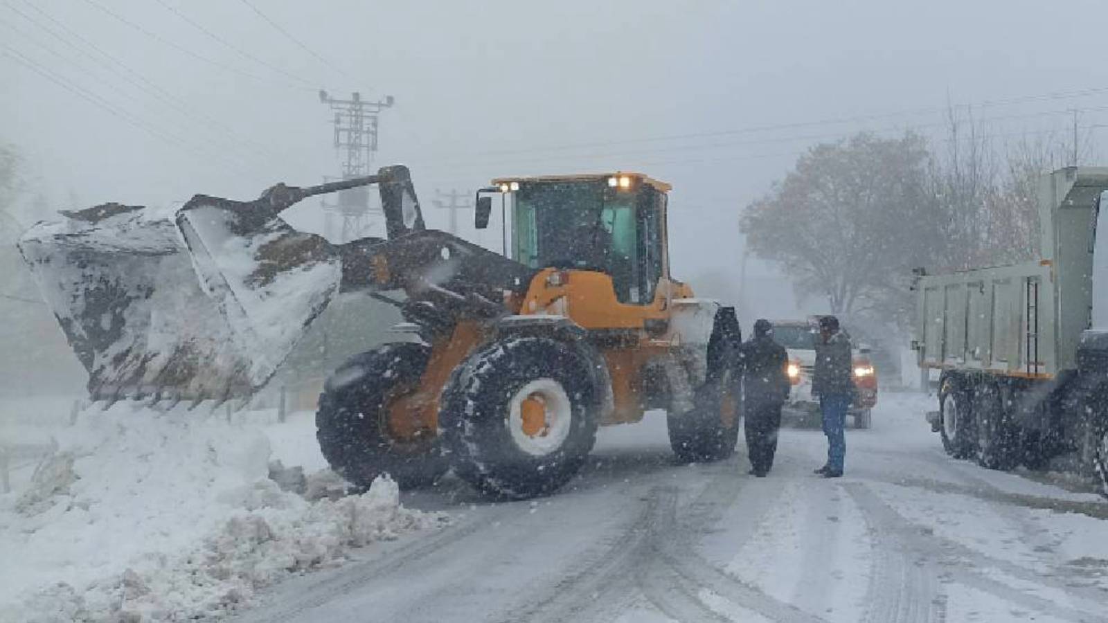 Kar ve tipiden bir kentteki 829 köy yolu ulaşıma kapandı