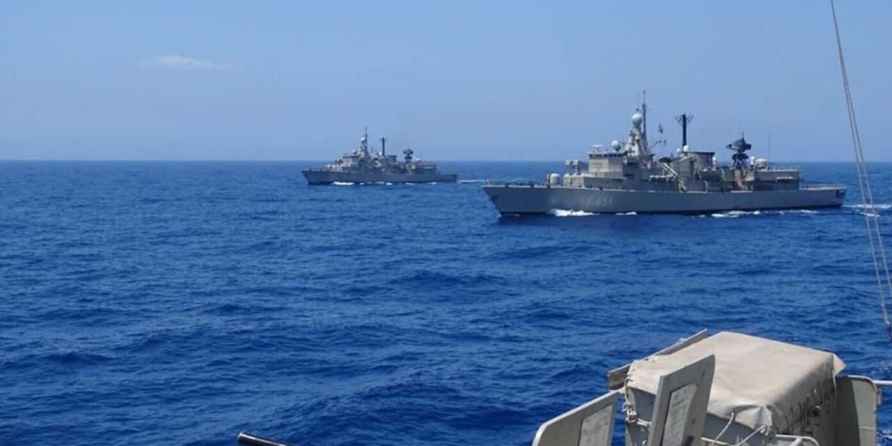 Ege'de sıkı takip! Türk gemileri Yunan gemilerinin ensesinde