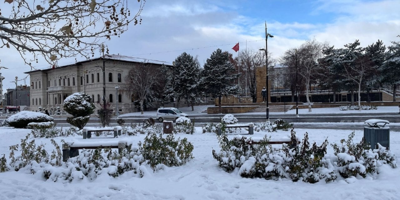 Sivas'ta kar ve tipi nedeniyle 906 köy yolu ulaşıma kapandı