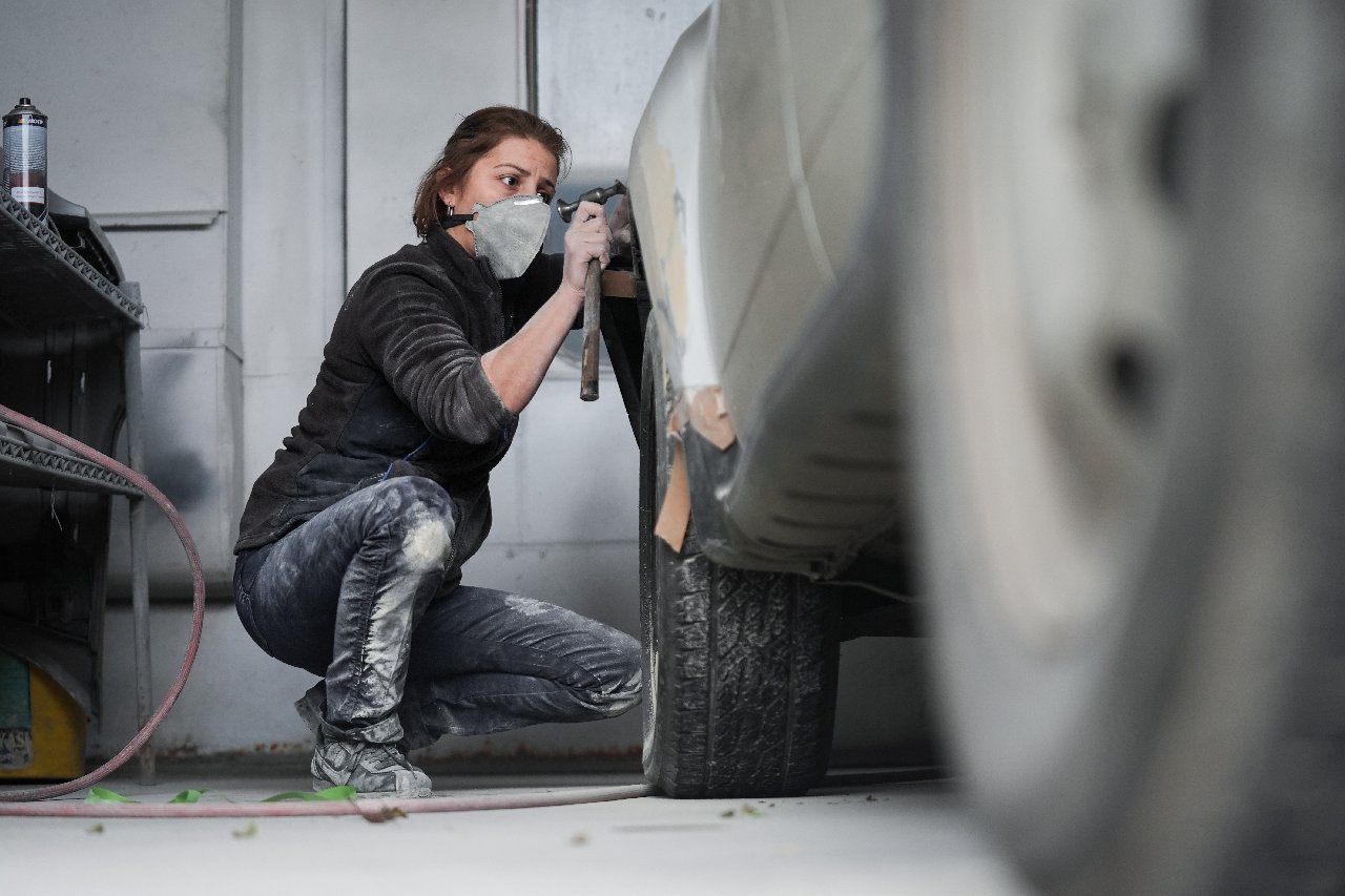 Erkek ustalar günde 800 lira alırken o 500 lira aldı. Yine de mesleği bırakmadı