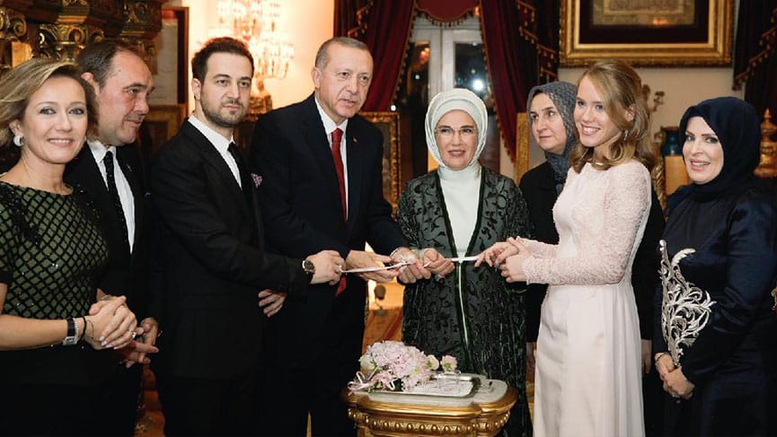 Nişan yüzüklerini Erdoğan takmıştı: Düğün için Çırağan Sarayı'nın bahçesine devasa yapı konuldu