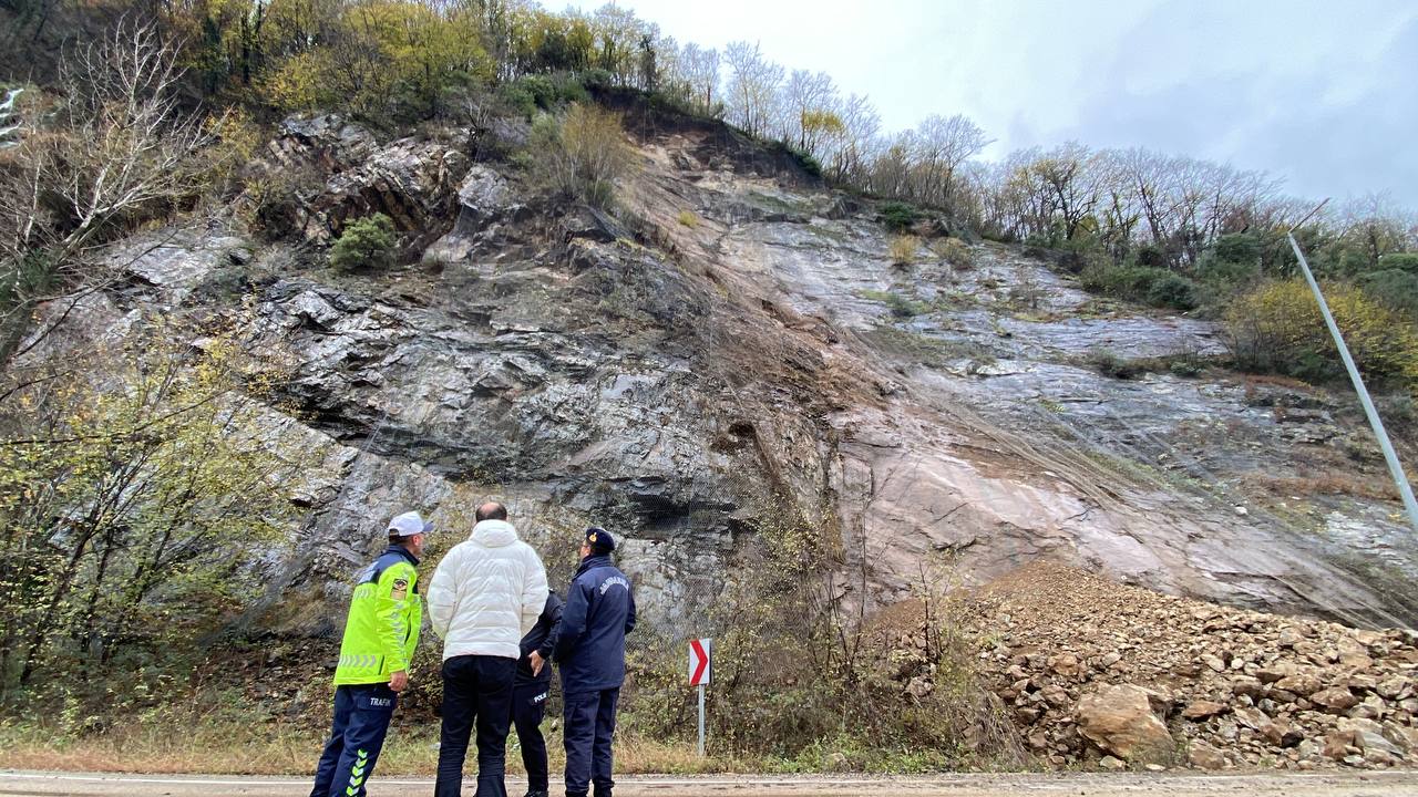 Karabük-Zonguldak yolunda heyelan yolu kapattı